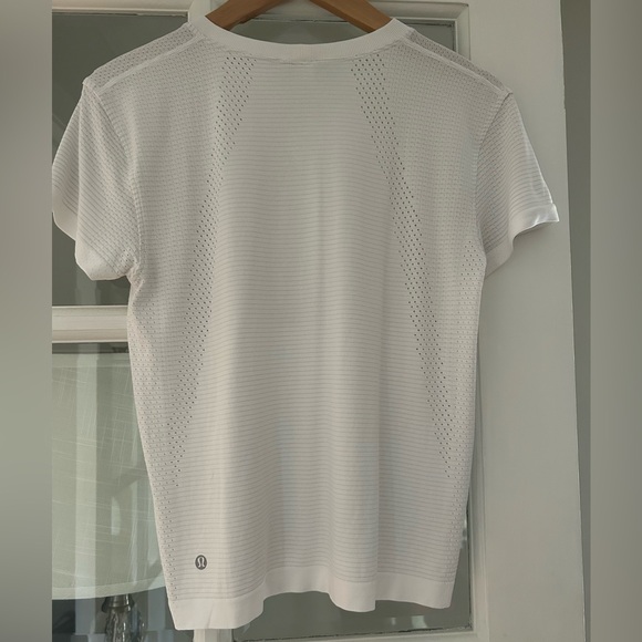 Lululemon Train to Be Short-Sleeve Shirt in White Size 6 Breathable Training Top - Picture 2 of 8